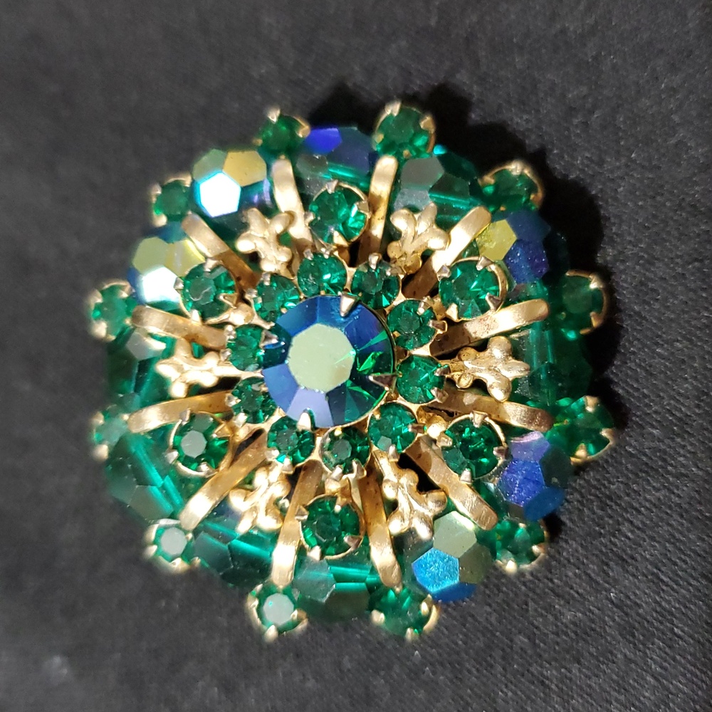 Vintage Green Aurora Borealis Prong Set Crystal & Rhinestone Brooch Fleur De Lis - Picture 2 of 3
